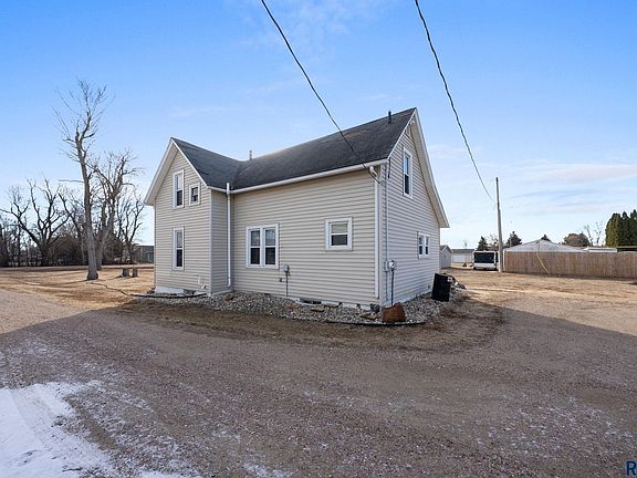 3rd image of 305 S Louise Ave