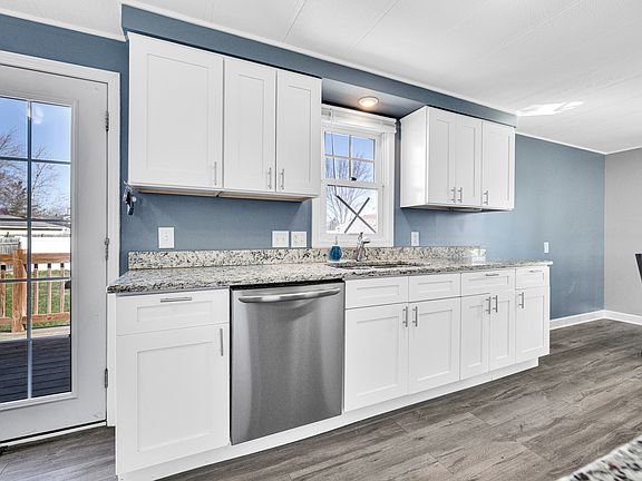 3rd image of 3852 Cambridge Dr