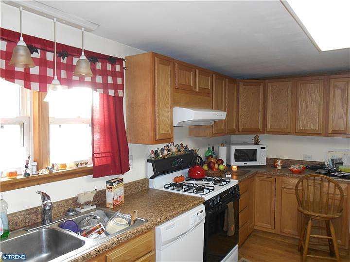 2nd image of 2574 Forrest Ave