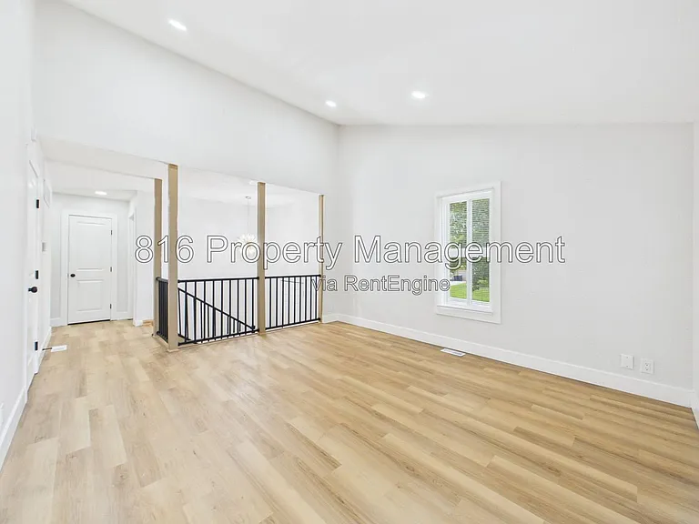 9524 Manning Ave — Photo 3