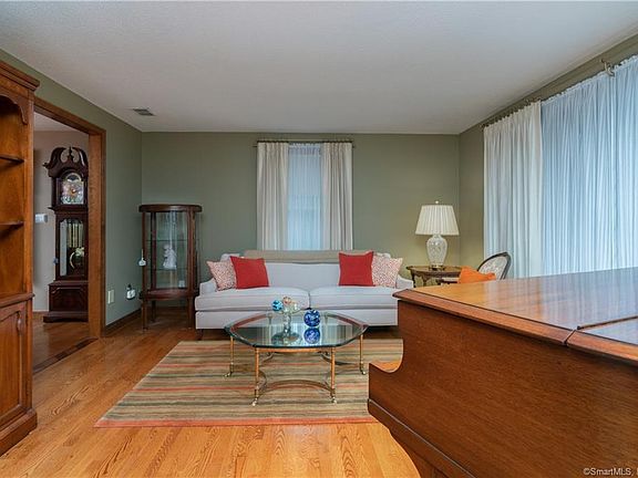 3rd image of 85 Old Tannery Ln