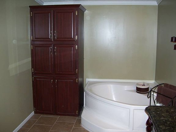 3rd image of 1909 N Hessler Blvd