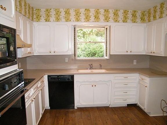 3rd image of 913 Teakwood Dr