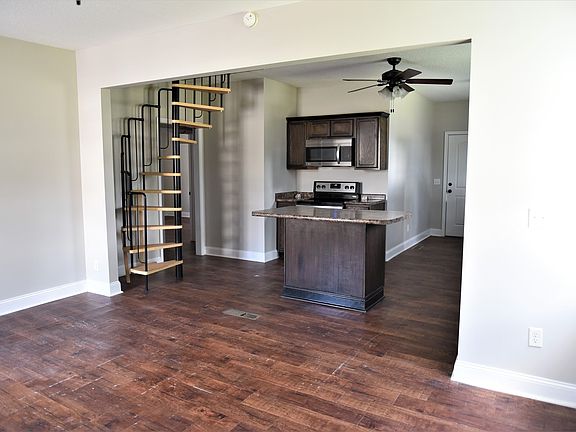 2nd image of 454 S College St #5B-3Ba-1598Sqft