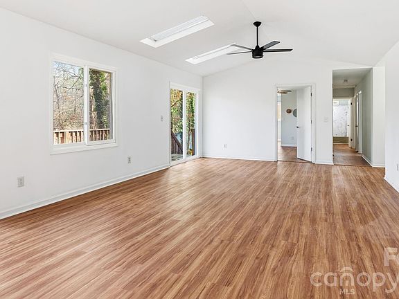 5th image of 23 Muirfield Dr