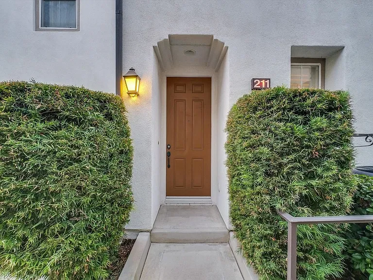 211 Lockford — Photo 2