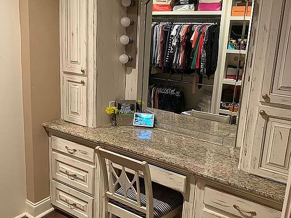 Master closet 2