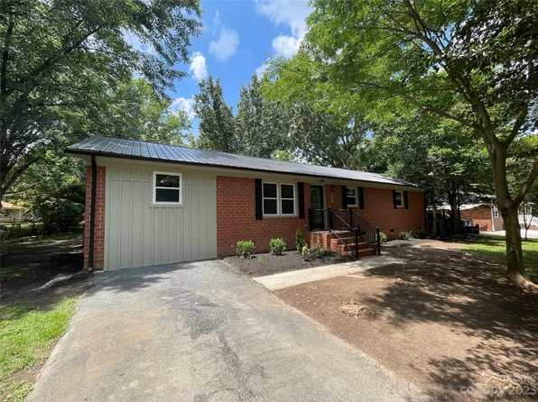 301 Smith Cir, Matthews, NC 28104