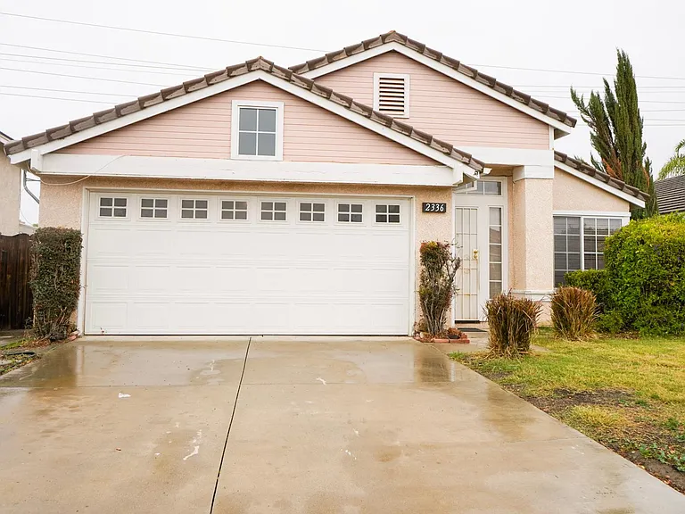 2336 Honeysuckle Way — Photo 1
