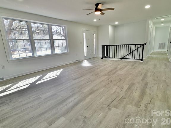 3rd image of 2903 Forbes Rd