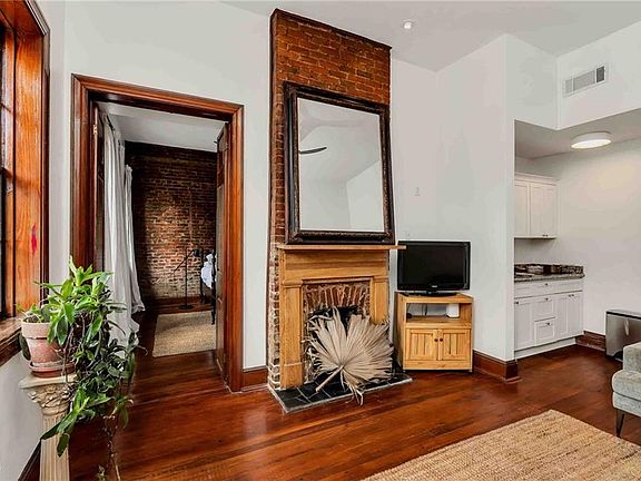 3rd image of 734 Dauphine St #1