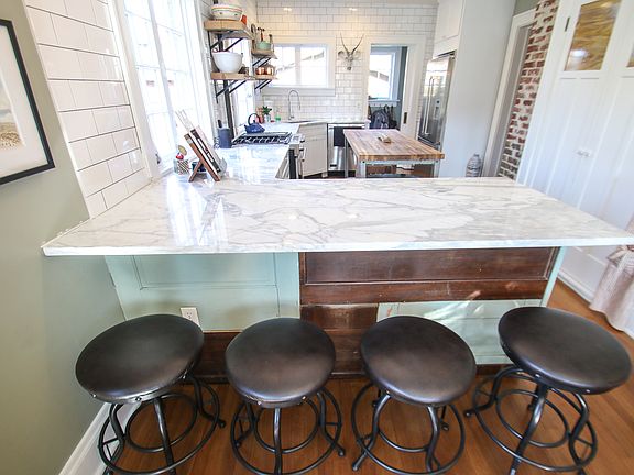 kitchen seating area