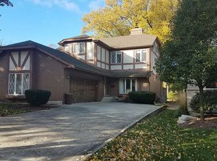 230 Coe Rd, Clarendon Hills, IL 60514