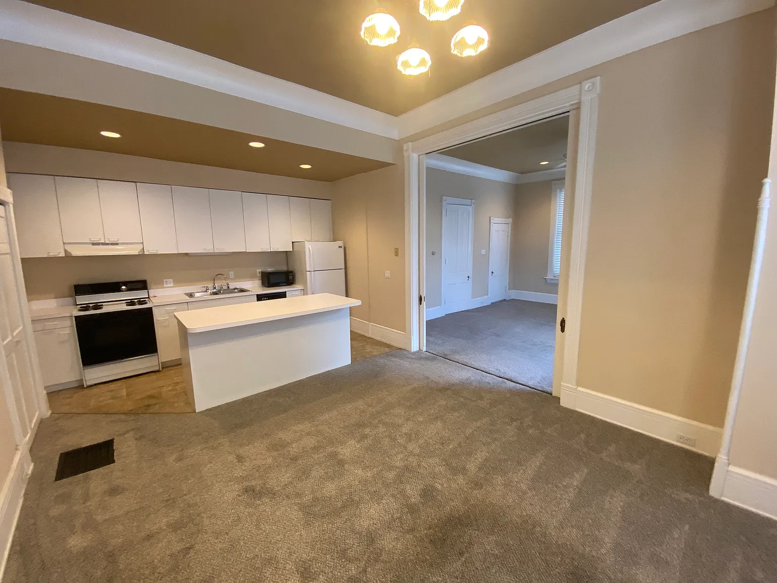 1 bed, 1100 sqft, $1,400 — Photo 4