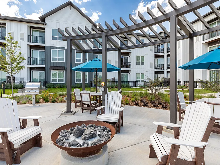 Avenida at Centerra - 55+ Active Adult Apartment Homes — Photo 29