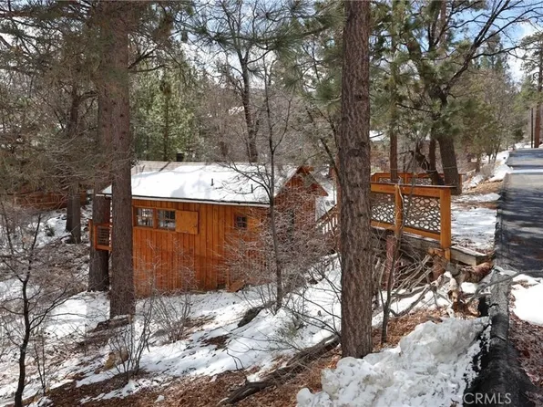 827 Highland Ln, Sugarloaf, CA 92386