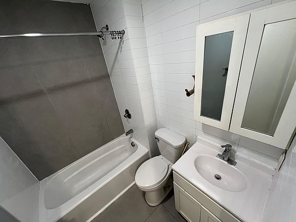 4th image of 1020 Westside Ave #2B