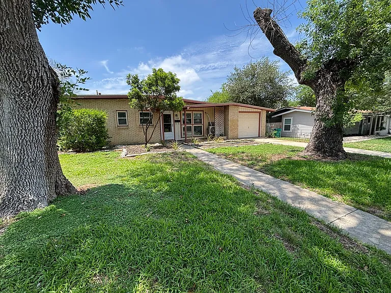 318 Sprucewood Ln — Photo 2