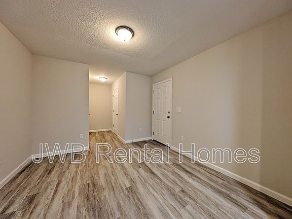 4th image of 1209 Ellis Rd S
