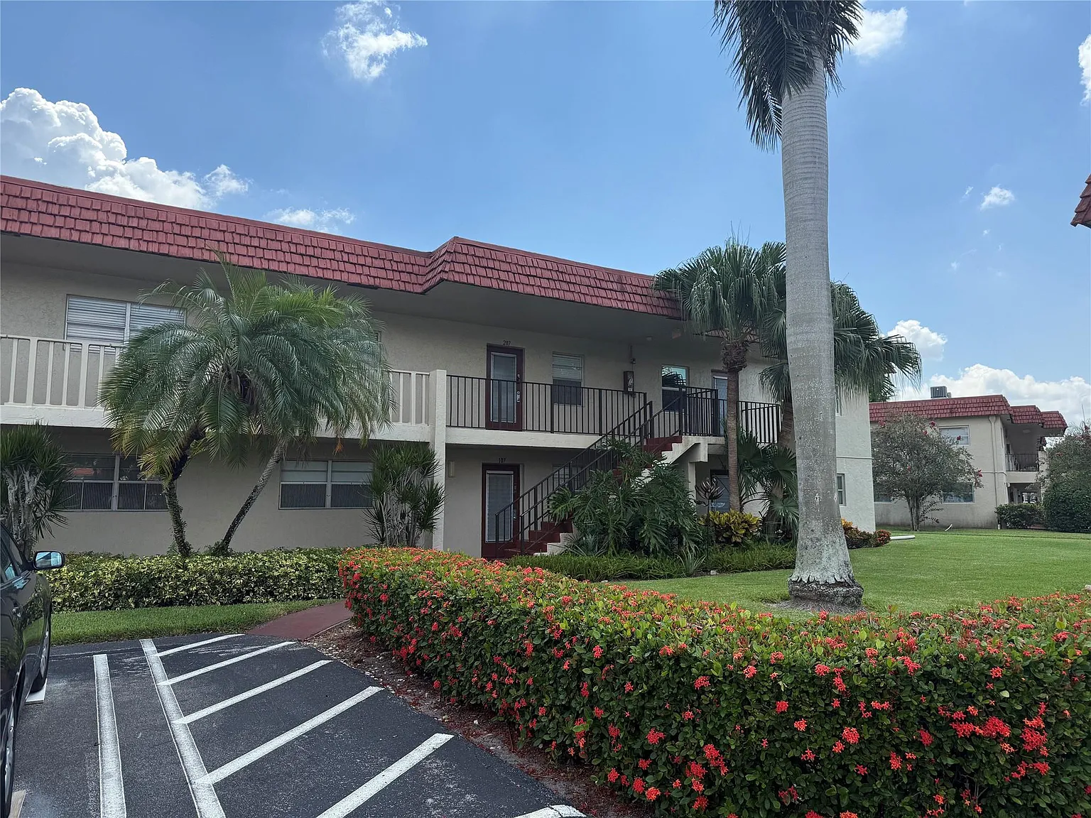 2 bed, 2.0 bath, 925 sqft, $2,500 — Photo 2