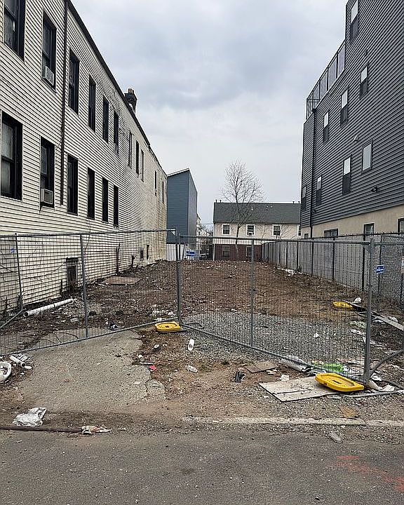 1st image of 415 S 10th St