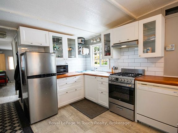 4th image of 10 Lakeshore Rd