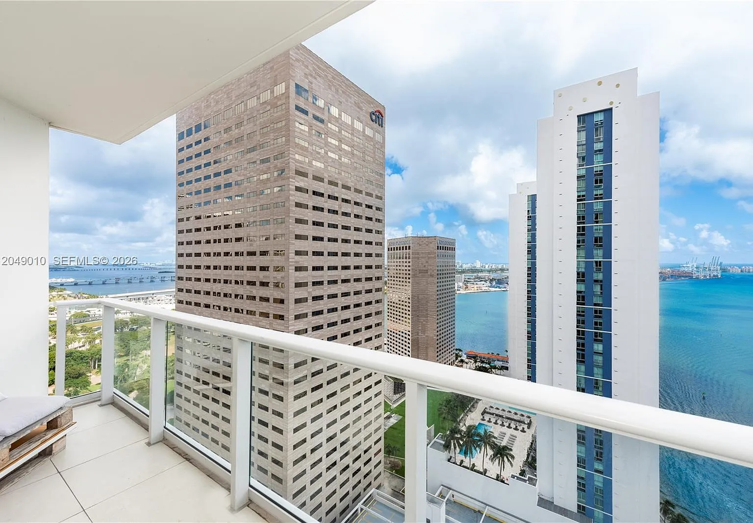 Met 1 Condo — Photo 2
