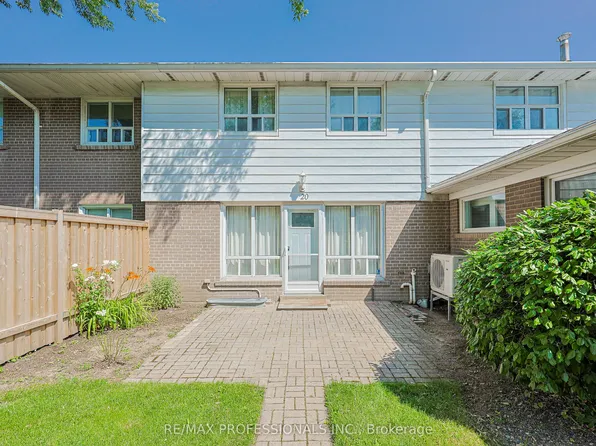 160 Carsbrooke Rd #20, Toronto, ON M9C 1G9