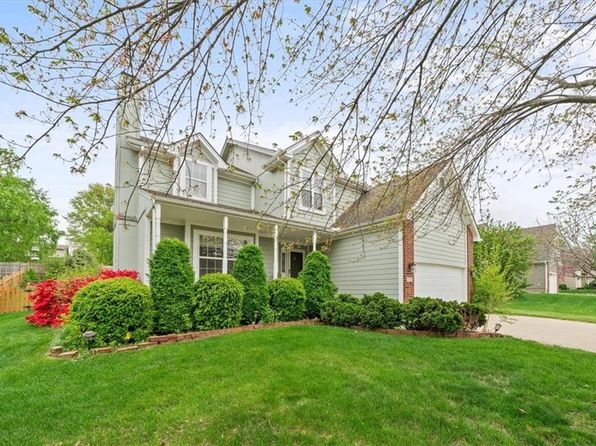 313 SE Canterbury Ln, Lees Summit, MO 64063