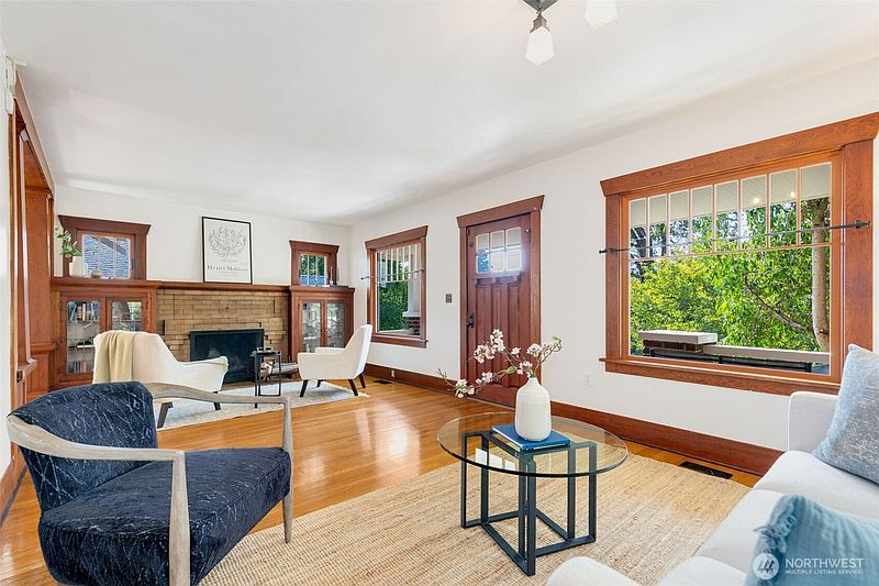 5th image of 3240 35th Avenue S