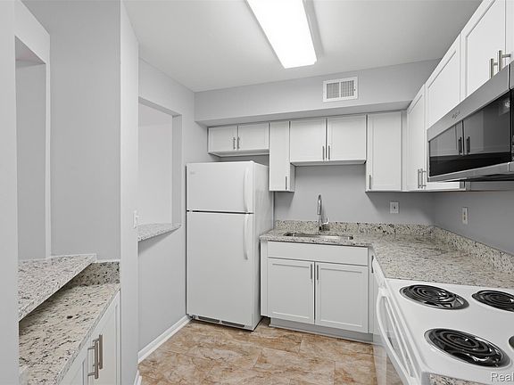 5th image of 2215 S Huron Pkwy APT 1