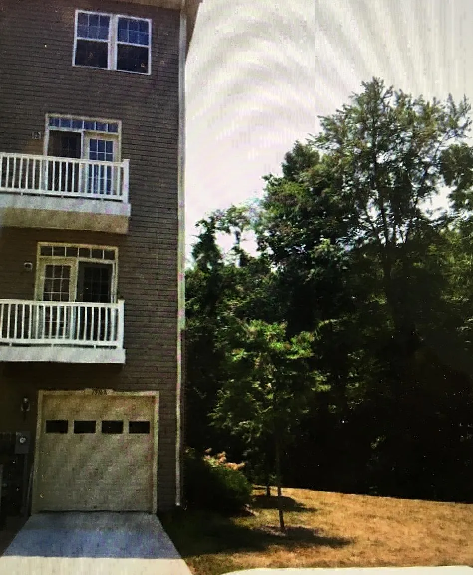 3 bed, 2.5 bath, $3,200 — Photo 2