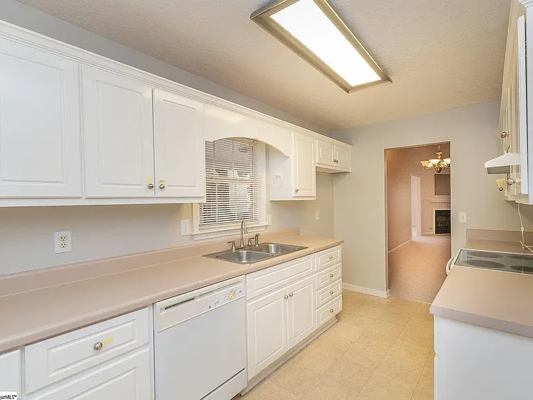 215 E Middlebury Ln SW — Photo 5