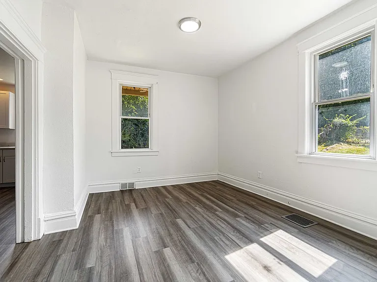 400 W Prospect Ave — Photo 12