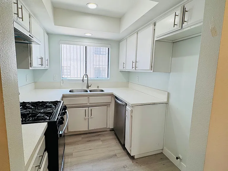 327 La France Ave #E — Photo 6