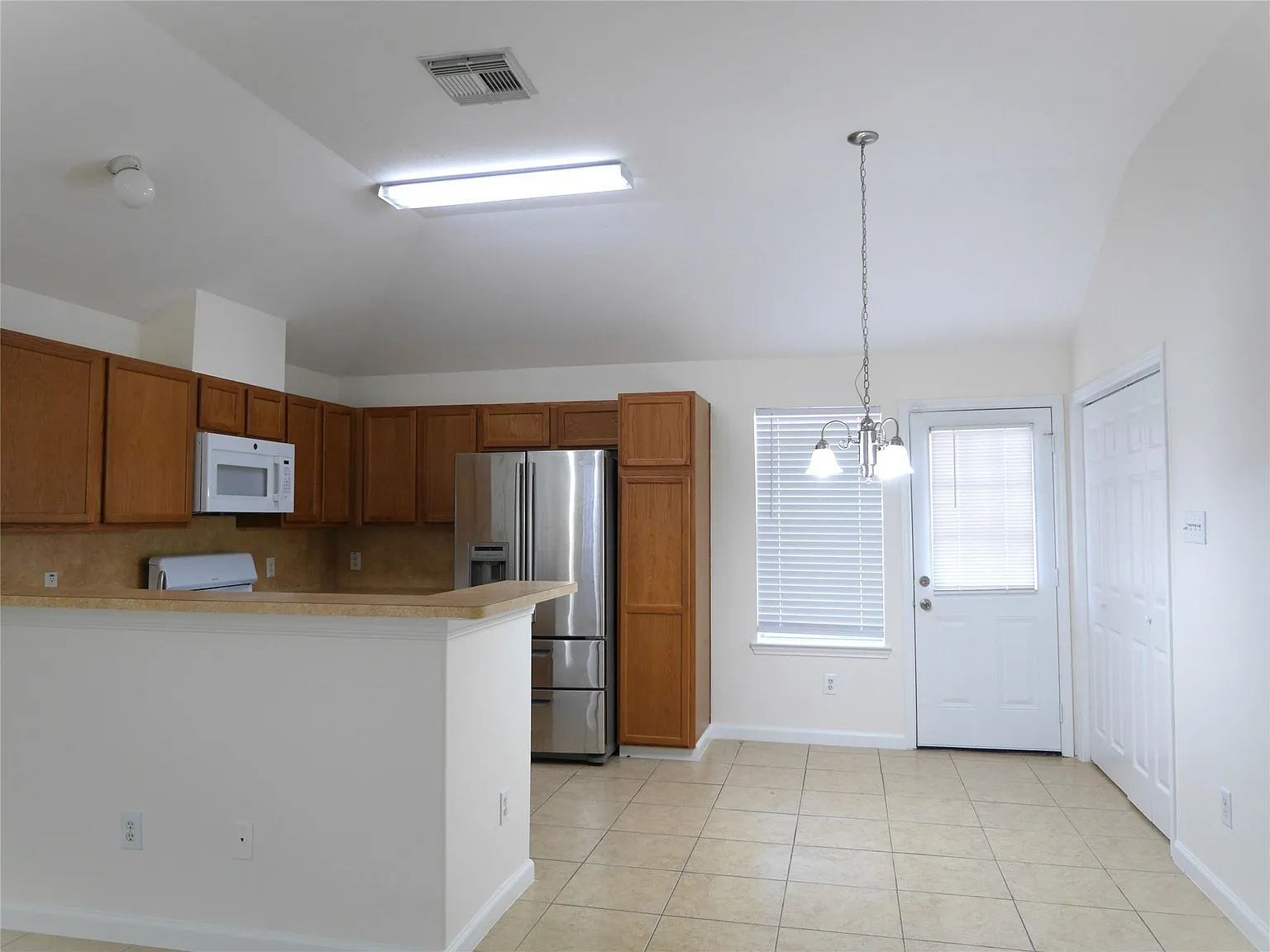 3 bed, 2.0 bath, 1221 sqft, $1,900 — Photo 3