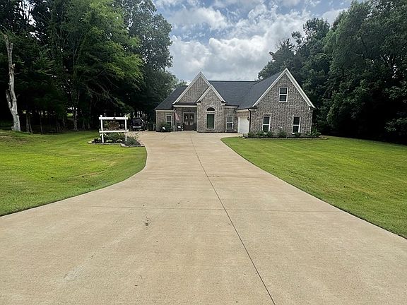 2nd image of 104 White Oak Cv