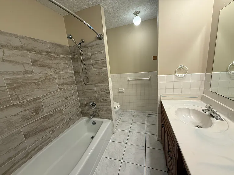 555 Lake Cove Ct — Photo 9