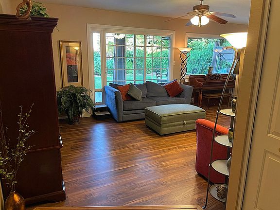 Foyer w/closet into Living