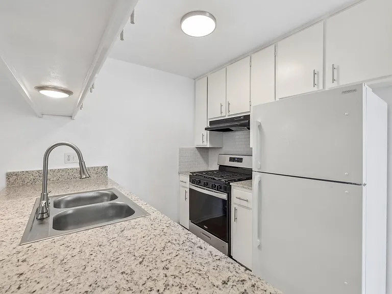 418 Sarah St #B — Photo 11