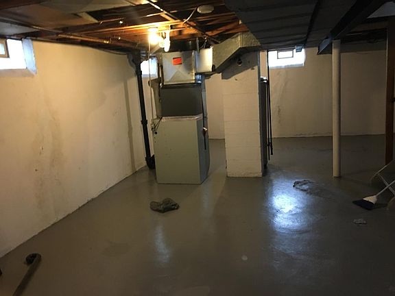 3rd image of 14817 Richmond St