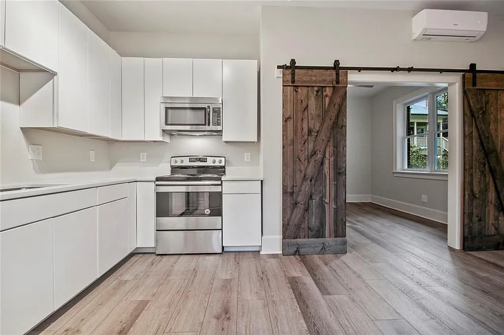 Building Photo - 940 Saint Charles Ave NE #C