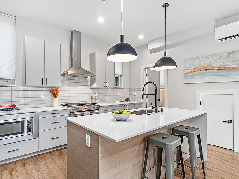 1772 Alki Ave SW #B — Photo 2