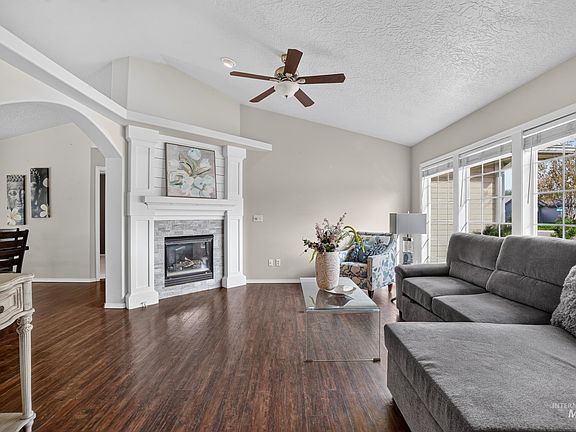 4th image of 1245 S Common Ave