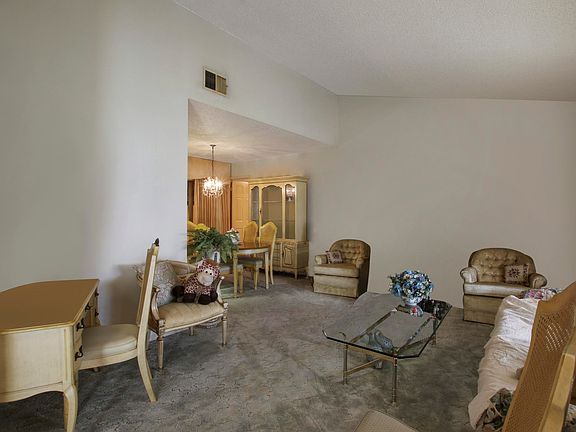 4th image of 935 Flamango Ct E