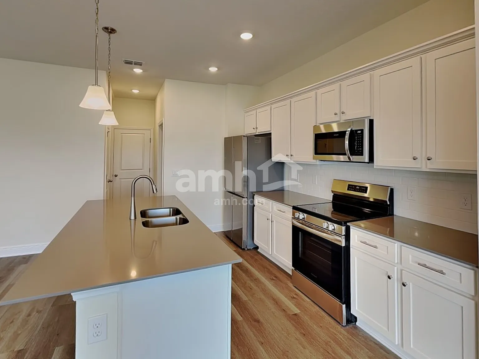 4 bed, 2.5 bath, 1977 sqft, $2,525 — Photo 3