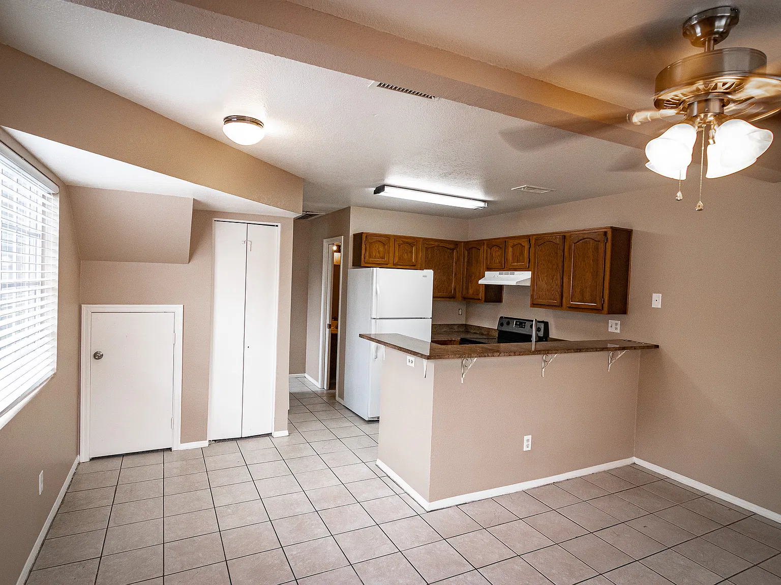 2 bed, 760 sqft, $1,600 — Photo 2