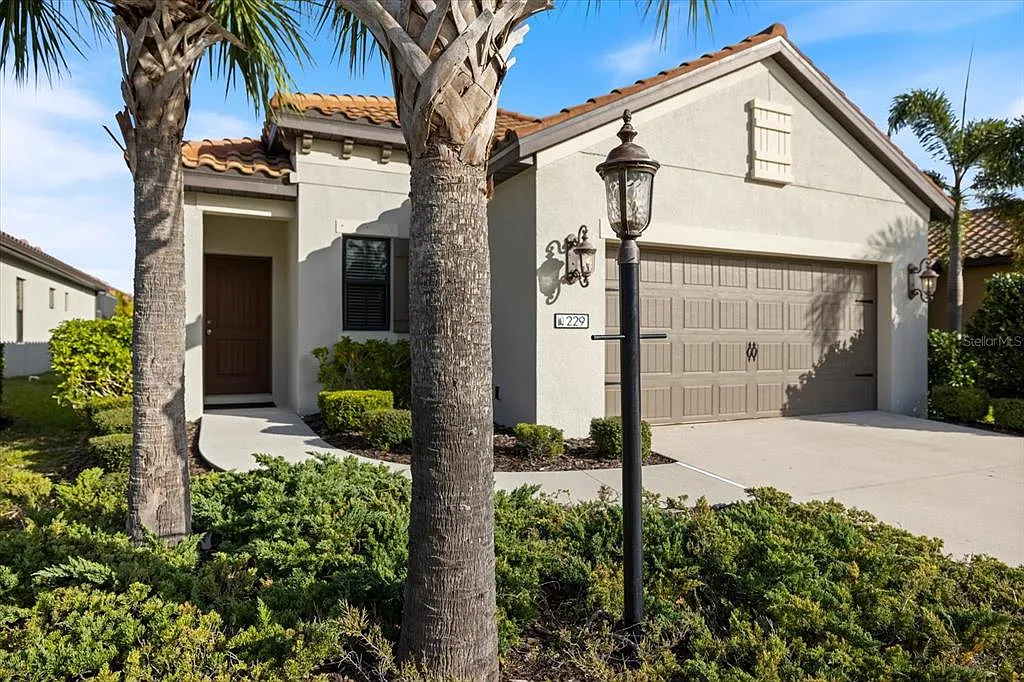 3 bed, 2.0 bath, 1412 sqft, $2,400 — Photo 2