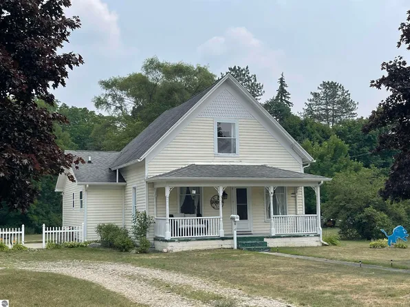 810 Cedar St, Clare, MI 48617