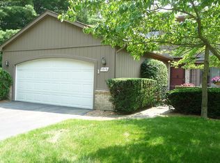 1010 Oak Pointe Dr, Waterford, MI 48327